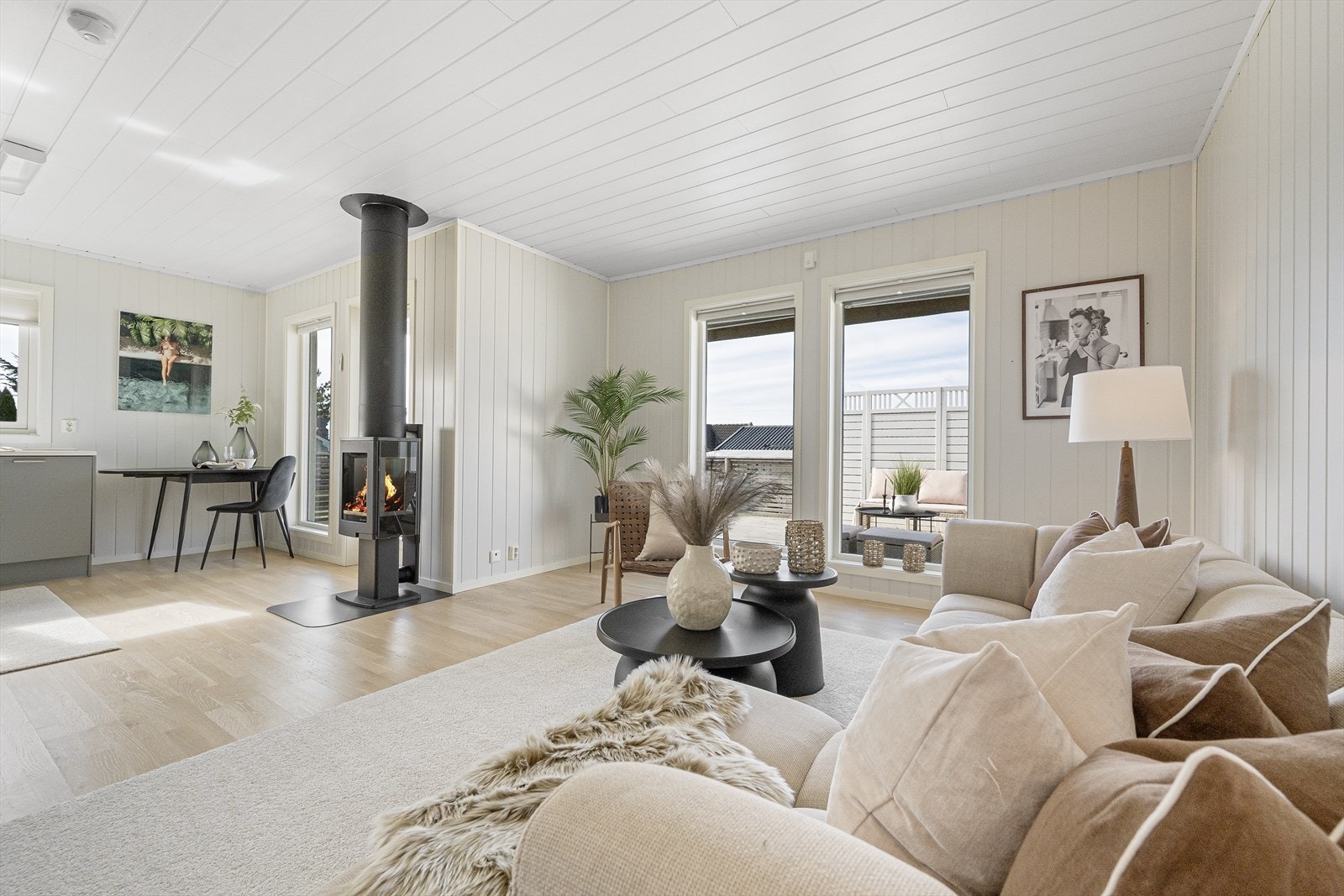 Store vindusflater gir godt med dagslys inn. Galleribilde