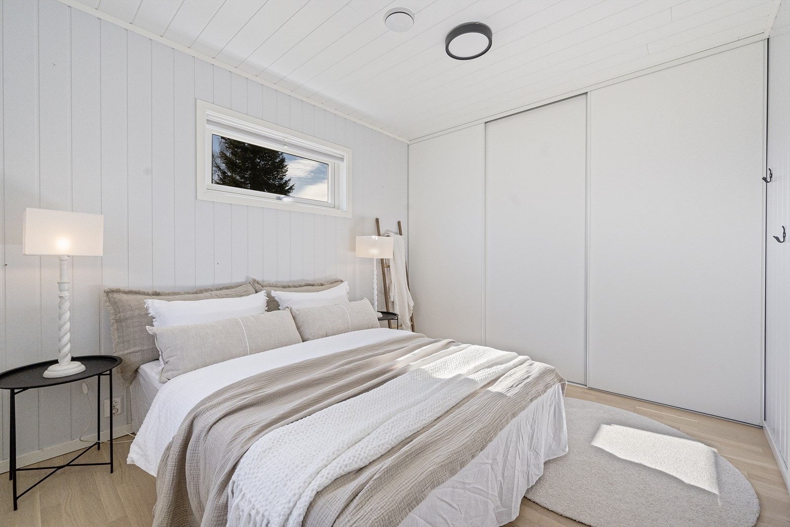 Soverommet har stor skyvedørsgarderobe. Galleribilde