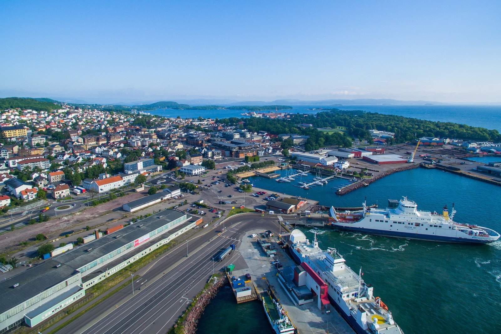 Dronebilde av havneområdet Galleribilde