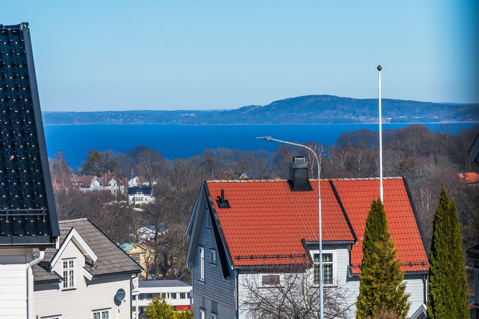 Her ser vi litt av utsikten fra balkongen - dog er det brukt litt zoom Galleribilde