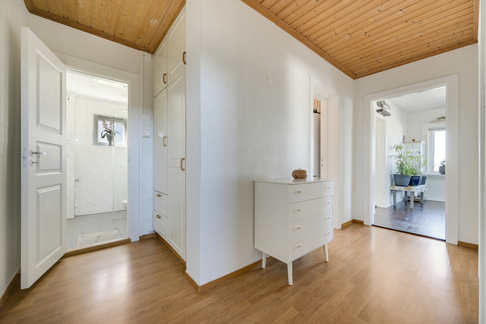 Da har vi kommet inn i entreen hvor det er også er garderobeskap Galleribilde