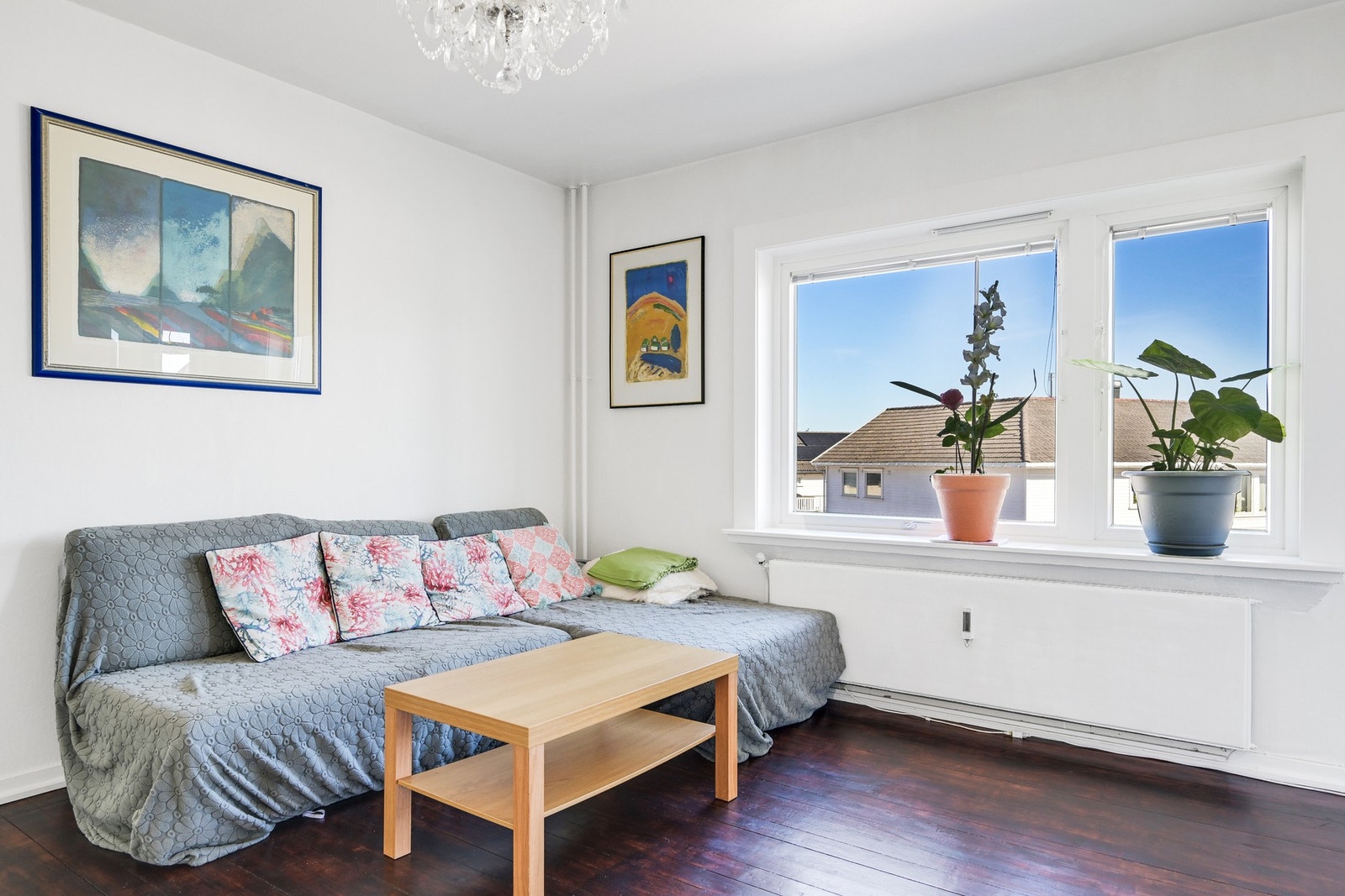 I stua er det god plass for både spisestue og sofagruppe Galleribilde