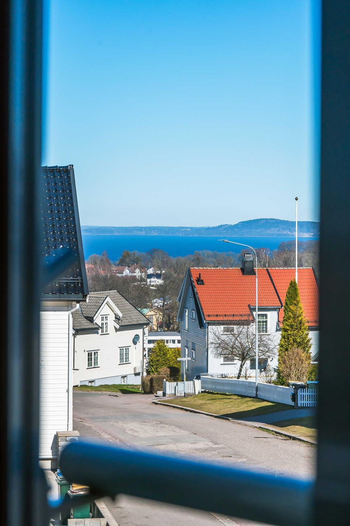 Fra balkongen er det som vi ser fin utsikt ned Braarudbakken Galleribilde