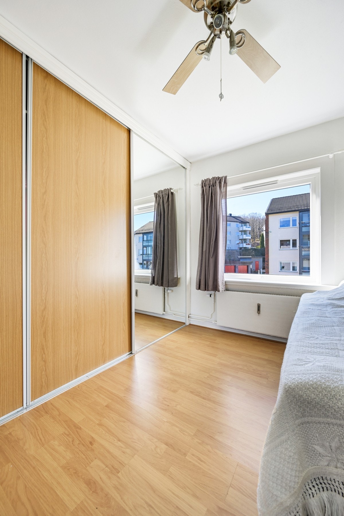 Dette soverommet har skyvedørsgarderobe og ligger rolig mot bakhagen Galleribilde