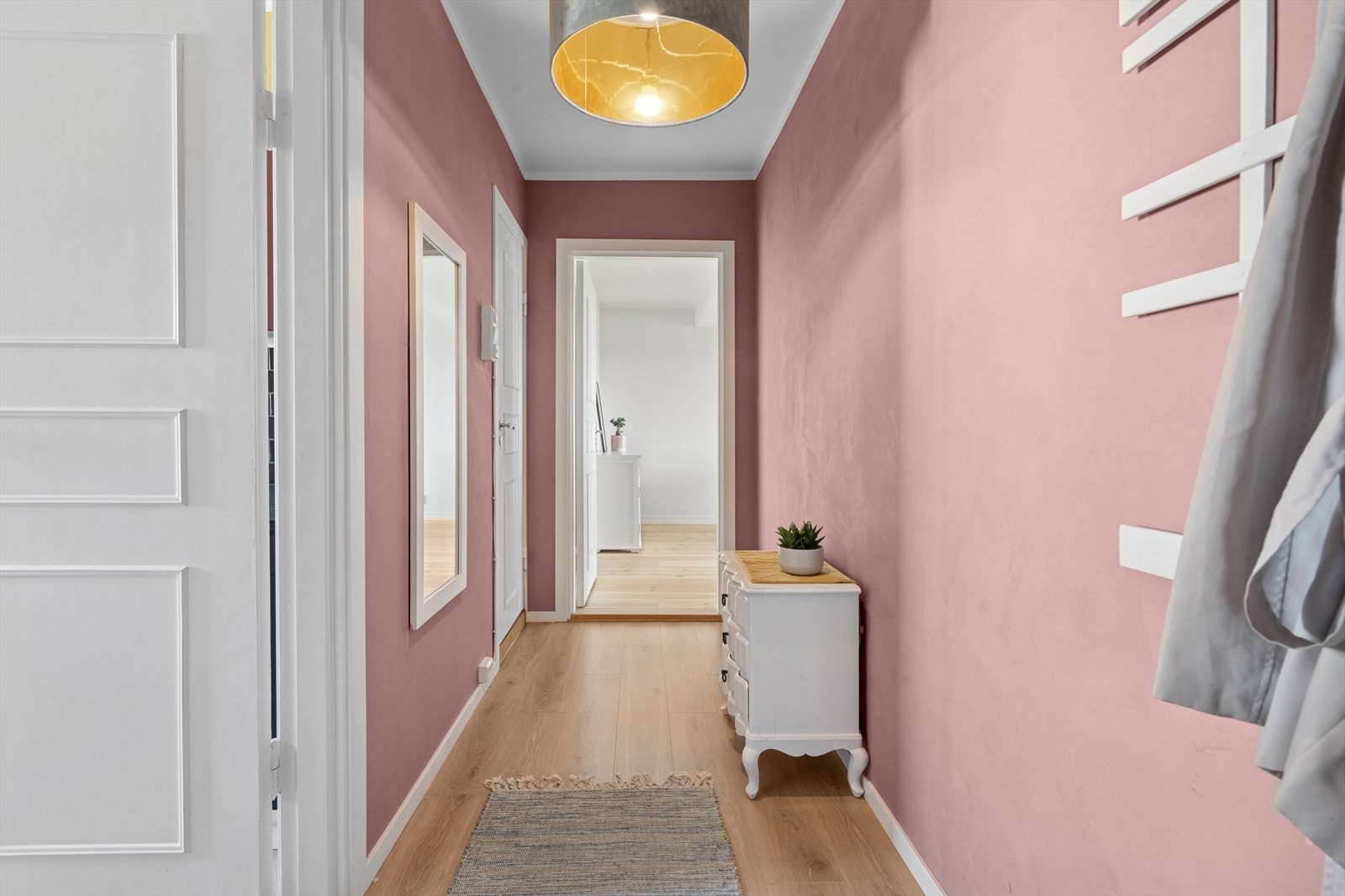 Fra entréen har du adkomst til baderommet, kjøkkenet og stuen. Galleribilde