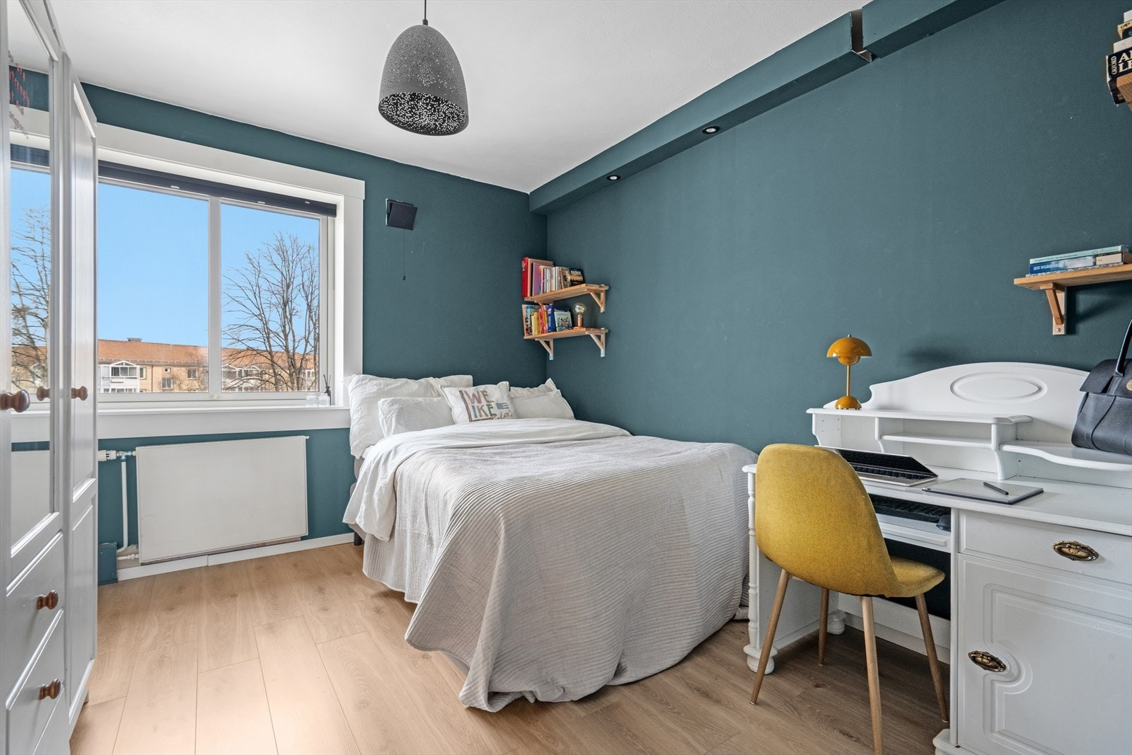 Store vindusflater som gir rikelig med lysinnslipp og bidrar til en hyggelig atmosfære. Galleribilde