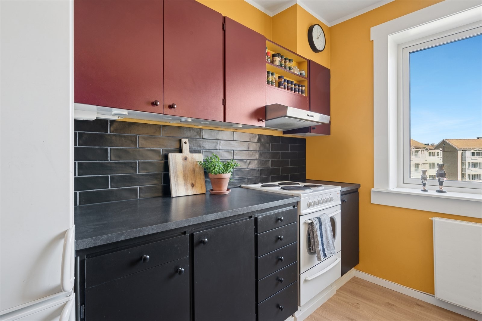 Kjøkkenet ligger i et separat rom ved siden av stuen. Galleribilde