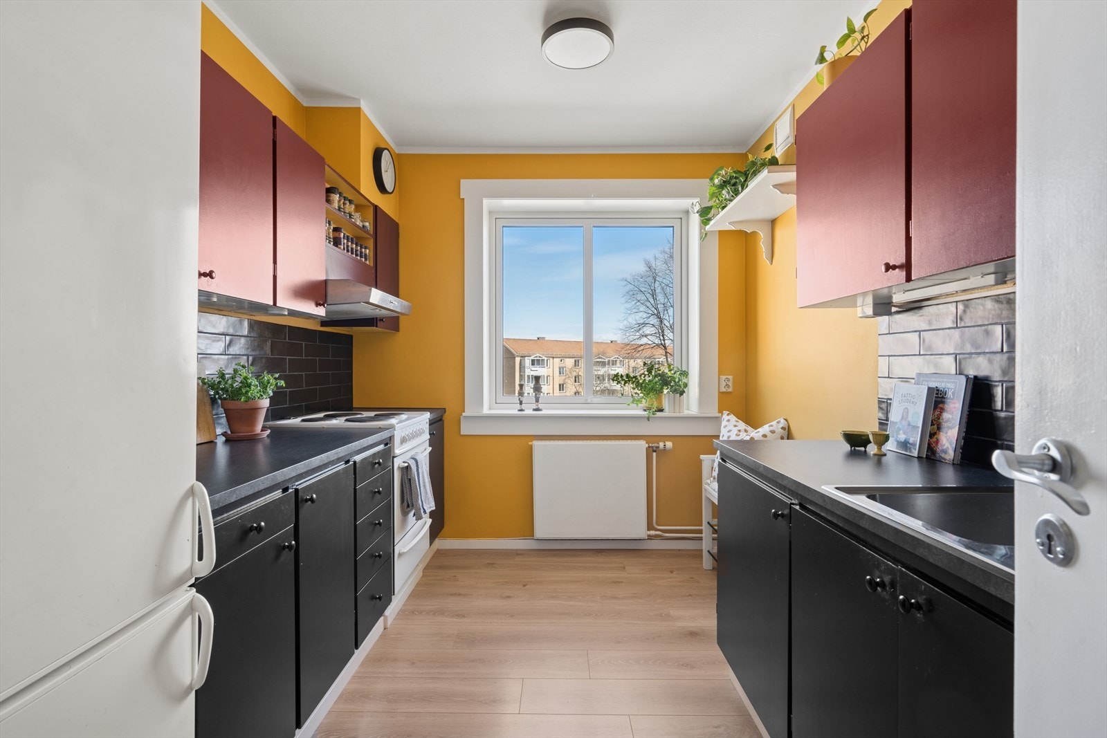 Innredningen tilbyr rikelig med lagringsløsninger gjennom et generøst antall skap og skuffer. Det er oppvaskmaskin, vannstoppsystem og kjøkkenventilator med avtrekk ut. Galleribilde