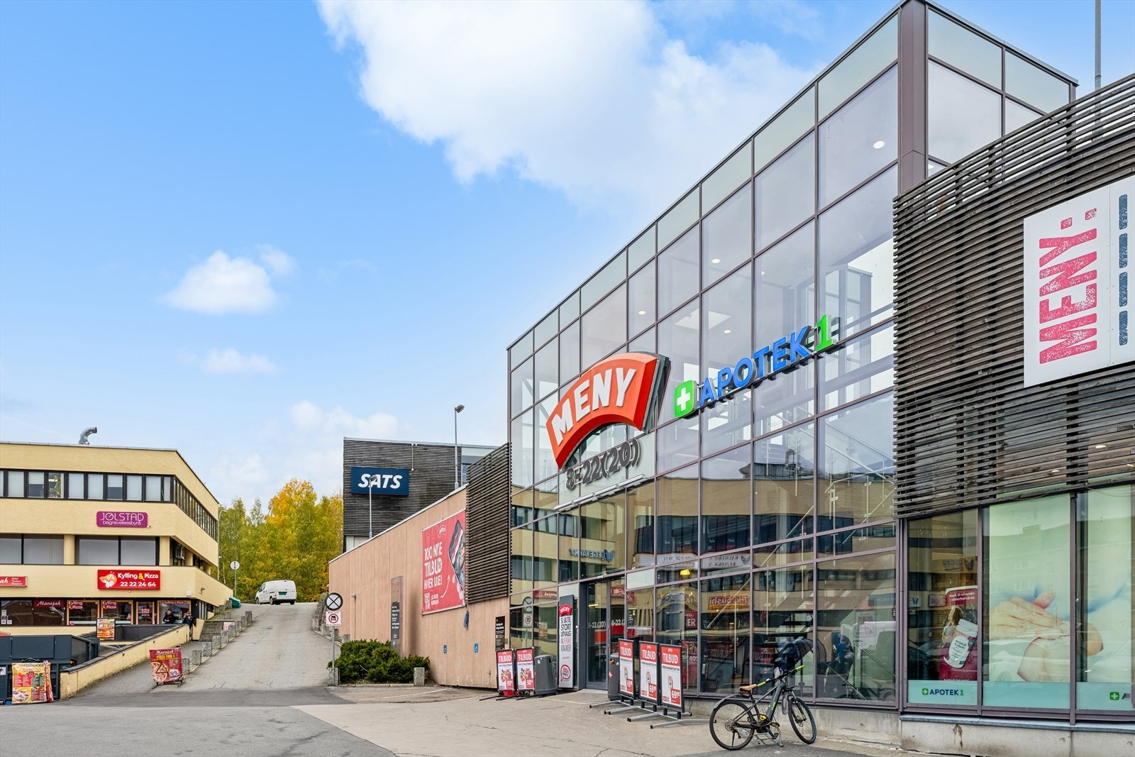 Kalbakken Senter med bl.a. Meny, Rema 1000, SATS, apotek mm. er like i nærheten av boligen. Galleribilde