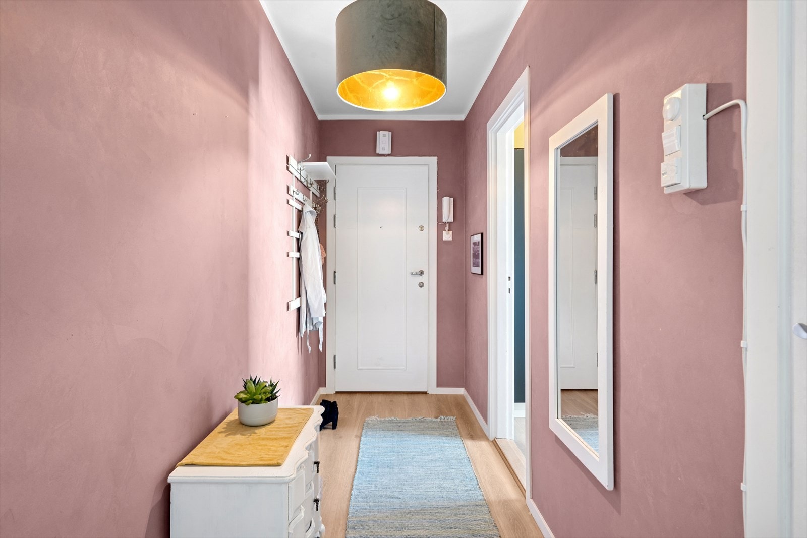 Du blir møtt ved en lys og hyggelig entré med plass til å henge fra seg yttertøyet. Dørcallinganlegg ved siden av inngangsdøren. Galleribilde