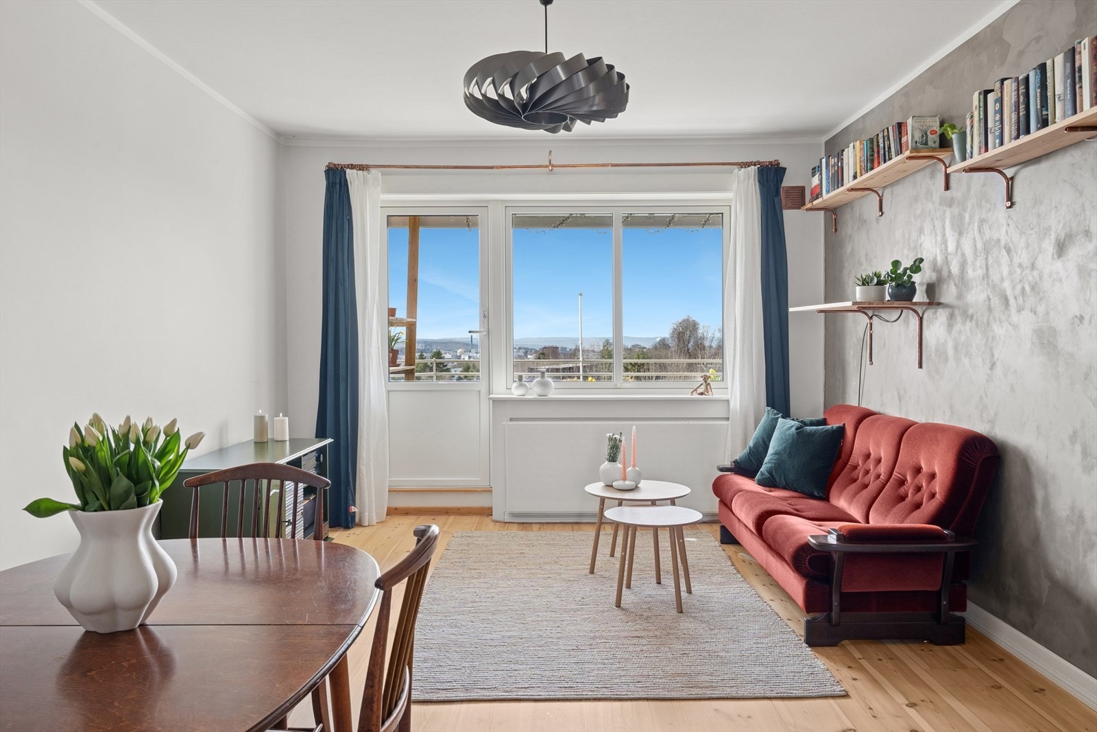 Balkongdør ble oppdragert i 2013 i regi av borettslaget. Laminatgulv på tvers av boligen. Galleribilde