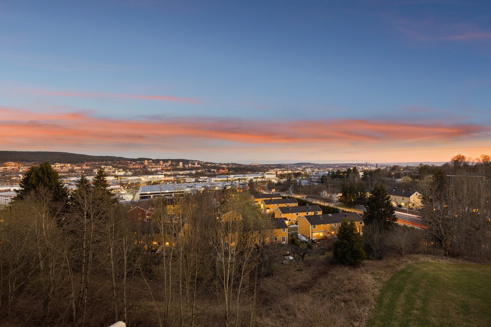 Du kan nyte lange sommerkvelder med fin utsikt utover nabolaget. Galleribilde