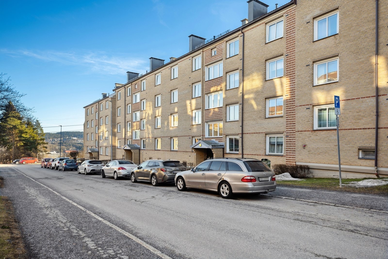 Borettslaget har p-plasser og garasjer som leies ut etter ventelister. For plass må man ta kontakt med driftskontoret. Galleribilde