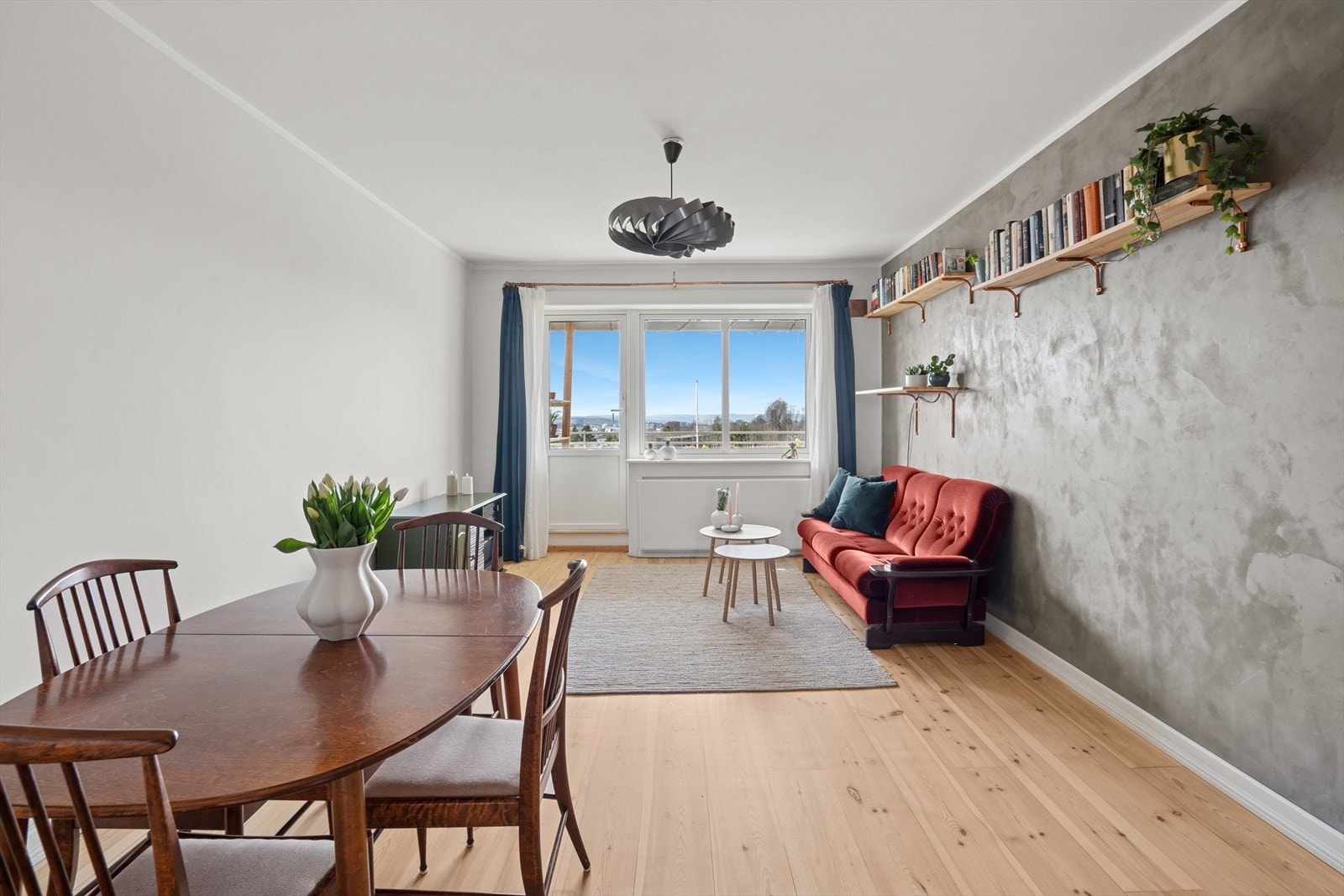 Stuen er romslig og byr på god plass til sosiale soner, med en sofagruppe med TV-løsning, godstol og et spisebord. Galleribilde