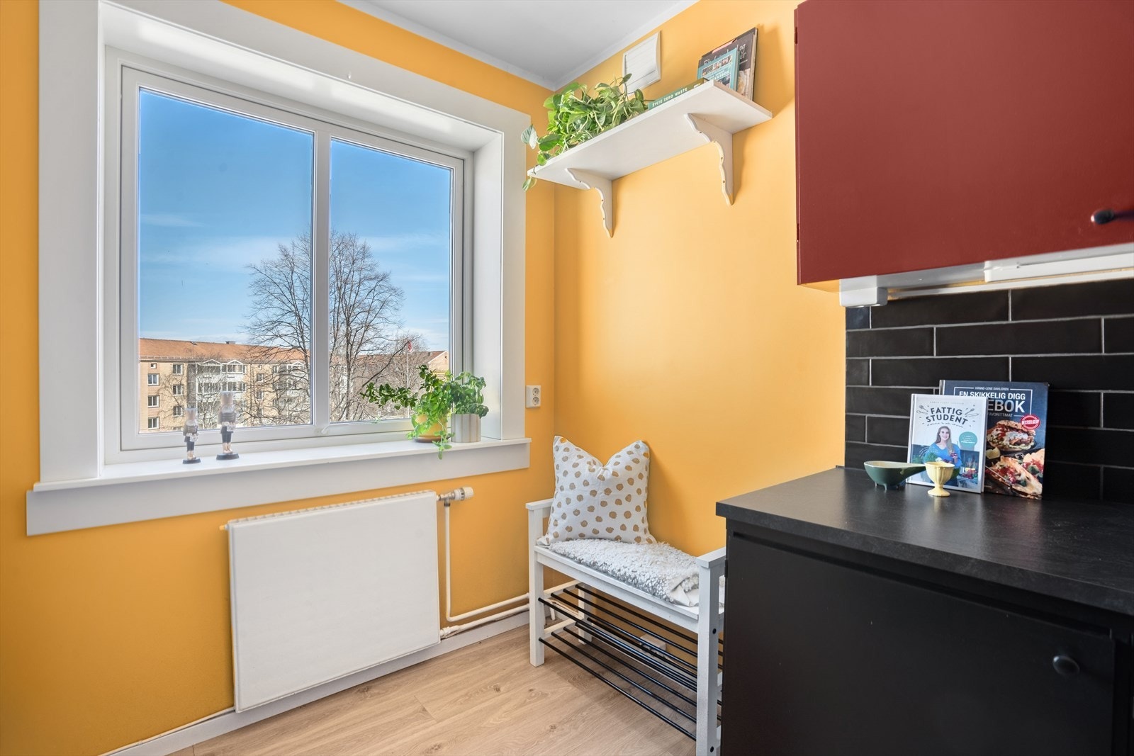 Store vindusflater med hyggelig utsyn mot nabolaget mens det kokkeleres. Galleribilde