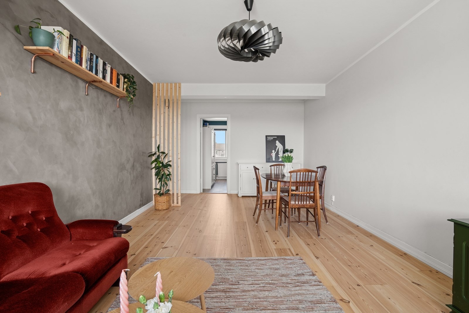 Stuen kan enkelt deles inn i to soner - en sofaseksjon og et spisebord. Galleribilde