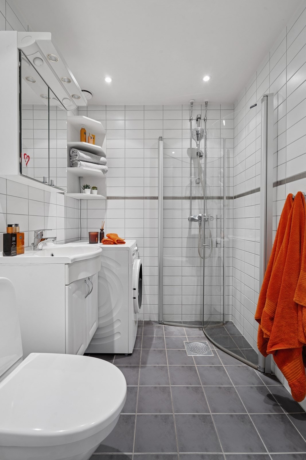 Innbydende og pent baderom som har blitt modernisert i 2014. Galleribilde