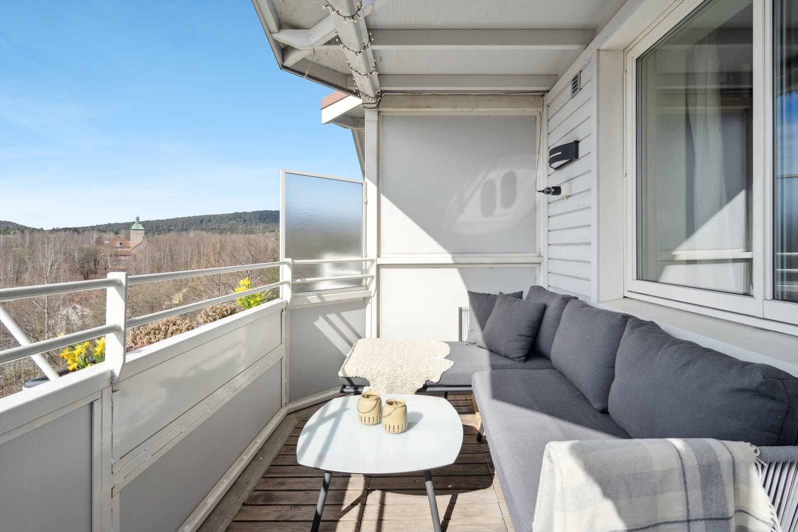 Balkongen fungerer som en fin forlengelse av leiligheten i sommerhalvåret. Galleribilde