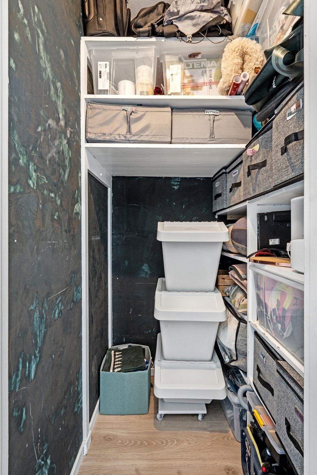 For ekstra oppbevaring er det en innvendig bod som byr på ekstra lagringsplass, i tillegg til to eksterne boder. Galleribilde