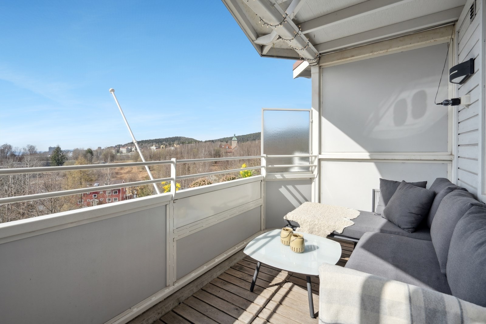 Romslig balkong som gir lett muligheten for å innrede med utemøblement. Galleribilde