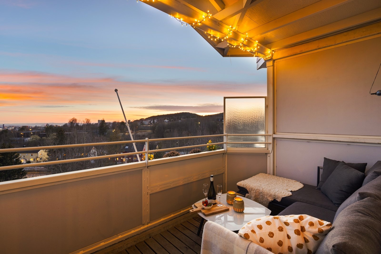 Hassan Rehman v/DNB Eiendom har gleden av å presentere en lys og stilfull 2-roms leilighet i Kalbakkslyngen 34! Galleribilde