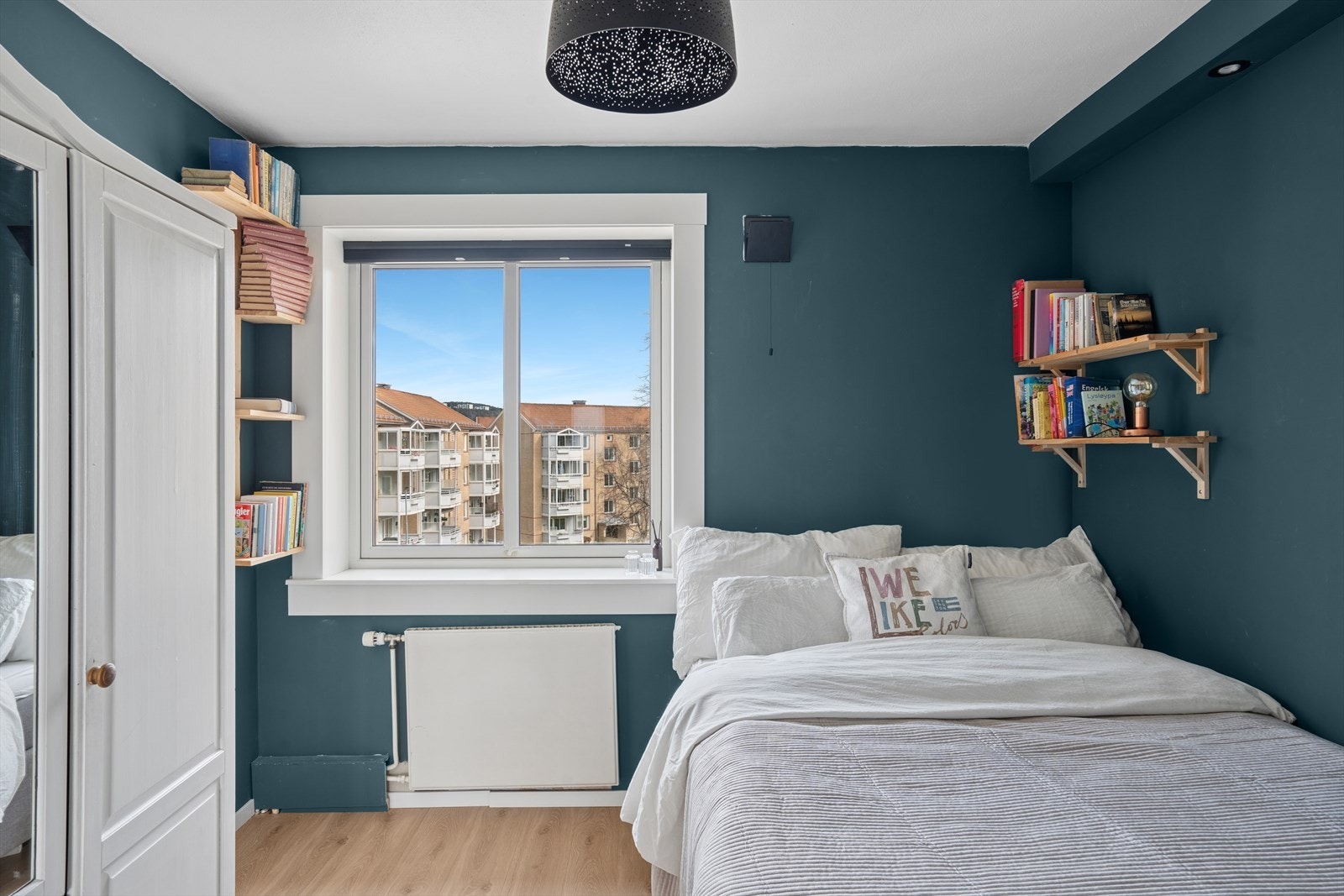 Videre er det et stort garderobeskap for oppbevaring av klær. Galleribilde