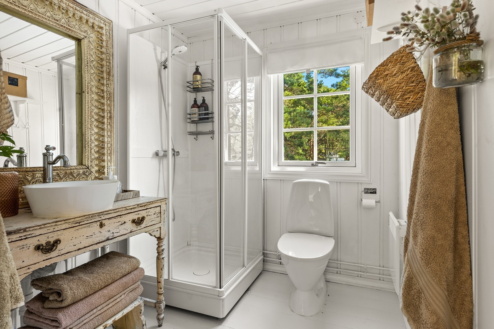 Rommet har innredning med servant, gulvfestet toalett og dusjkabinett Galleribilde