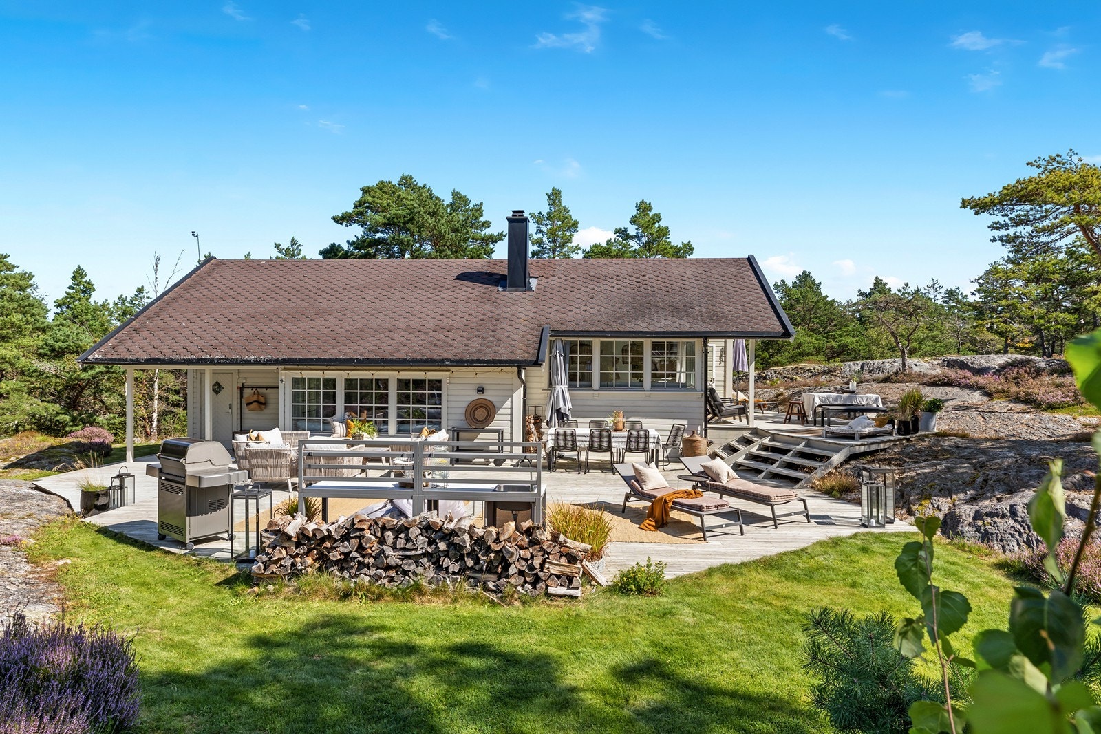 Hytta er isolert og kan brukes hele året, med innlagt strøm og vann for høy komfort Galleribilde