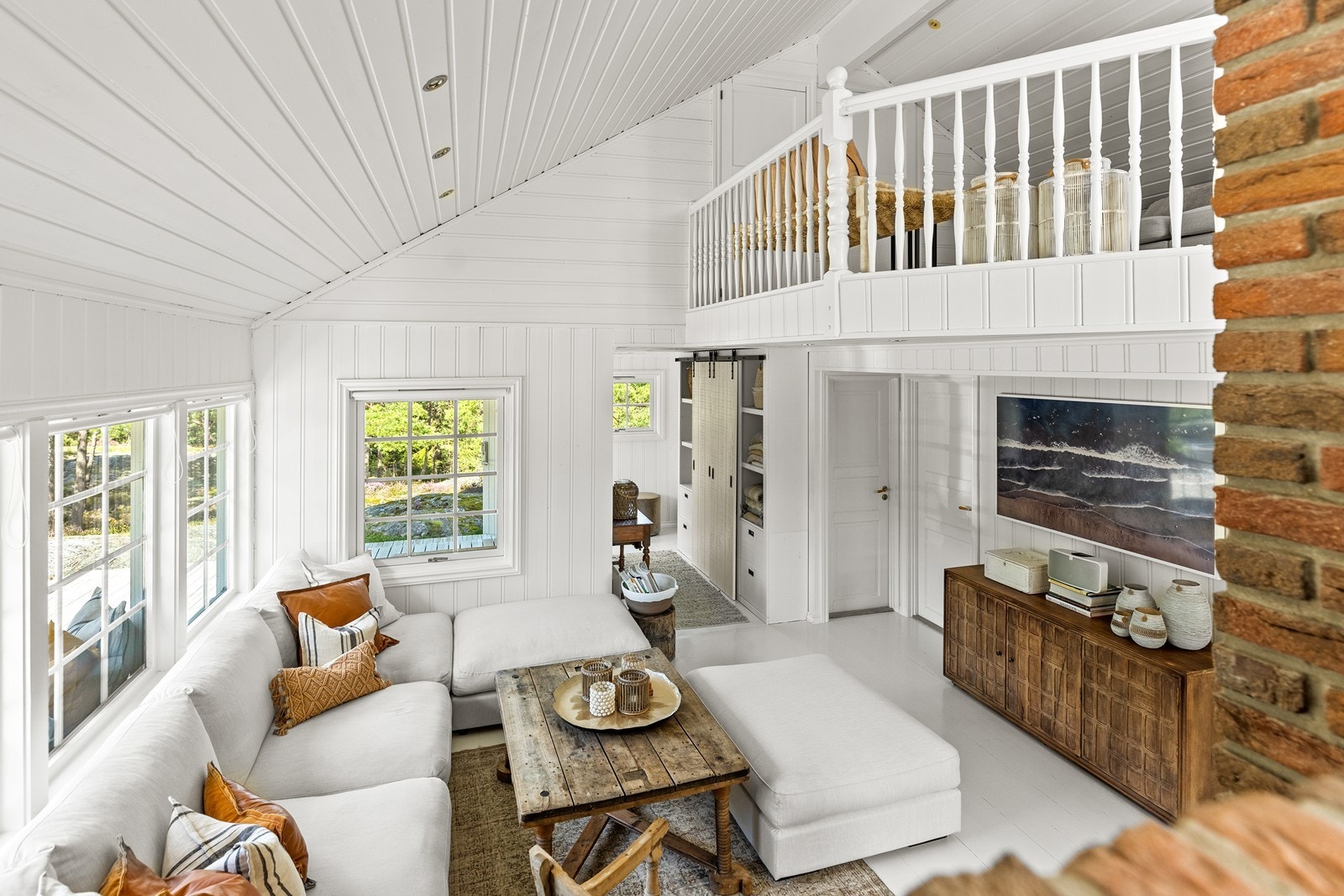 Lys og åpen hytte med smarte halvetasjer og fem meter takhøyde i stuen Galleribilde