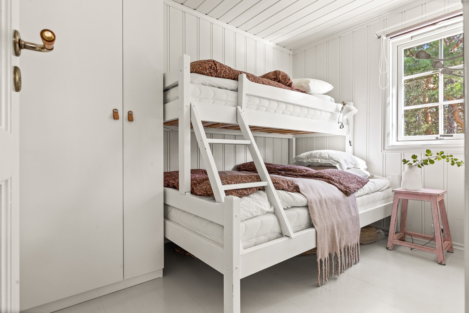 Romslig soverom med køyeseng og garderobeskap Galleribilde