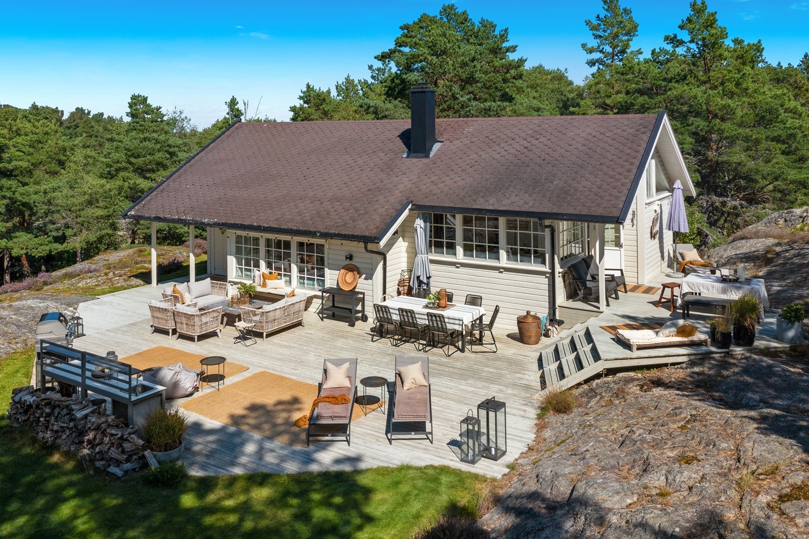 Nyt solrik beliggenhet hele dagen på den 100 kvm store sydvestvendte terrassen Galleribilde