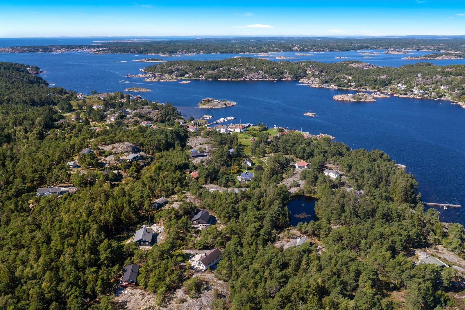 Storhavna, kanskje øyas flotteste strand, er bare noen minutter unna for et morgenbad Galleribilde