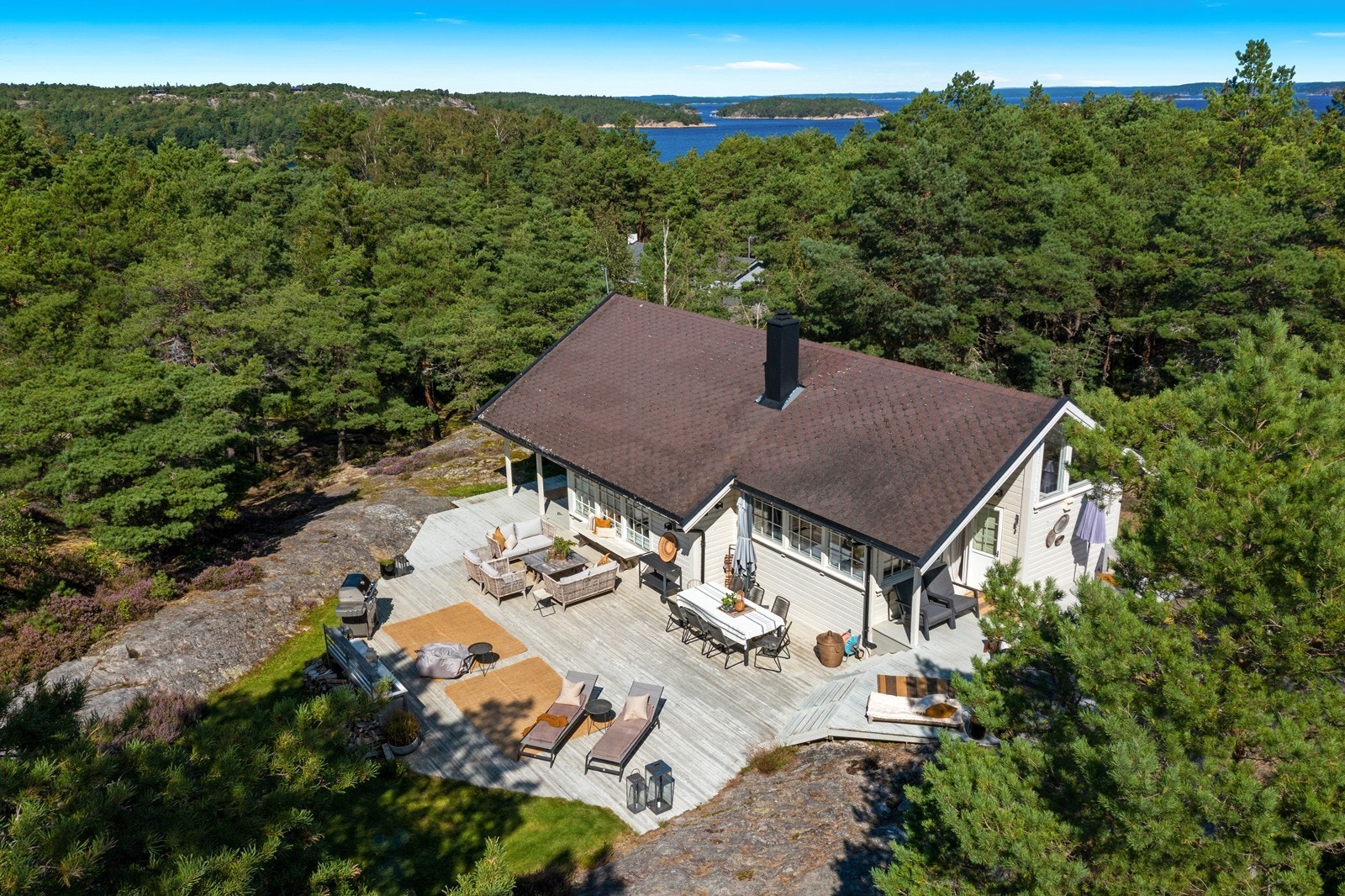 Terrassen er sydvestvendt med gode solforhold Galleribilde