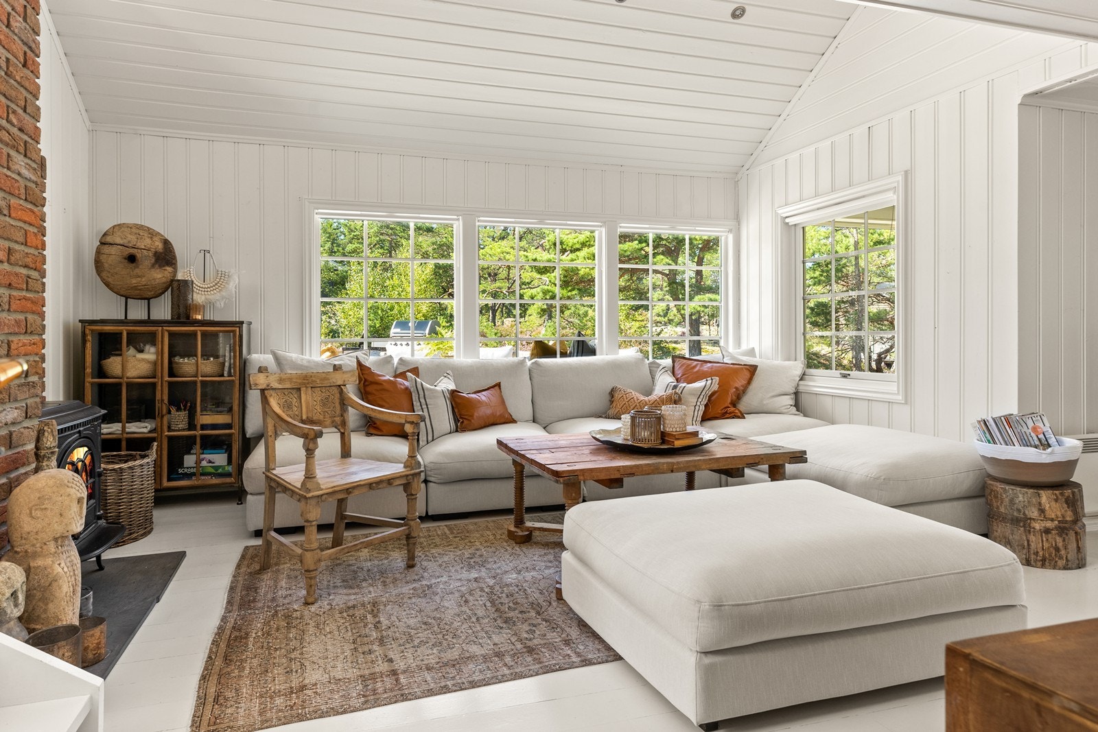 Lys og åpen hytte som er trivelig også på en regnværsdag Galleribilde