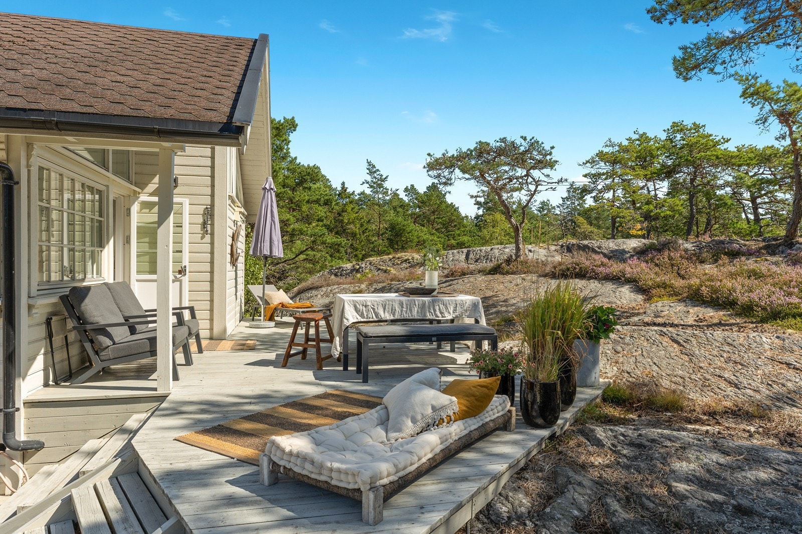 Uteområdene har flere soner for sittegrupper Galleribilde