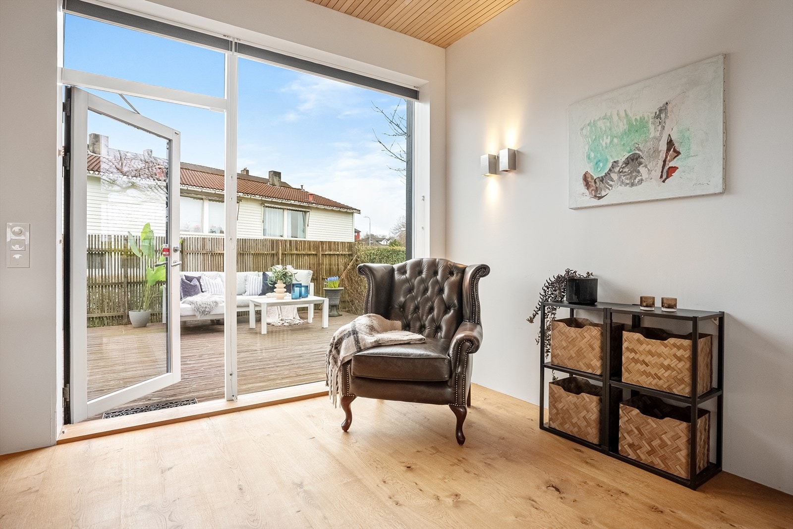 Lys og luftig stue med direkte utgang til solrik terrasse, perfekt for avslapning og hyggelige stunder utendørs. Galleribilde