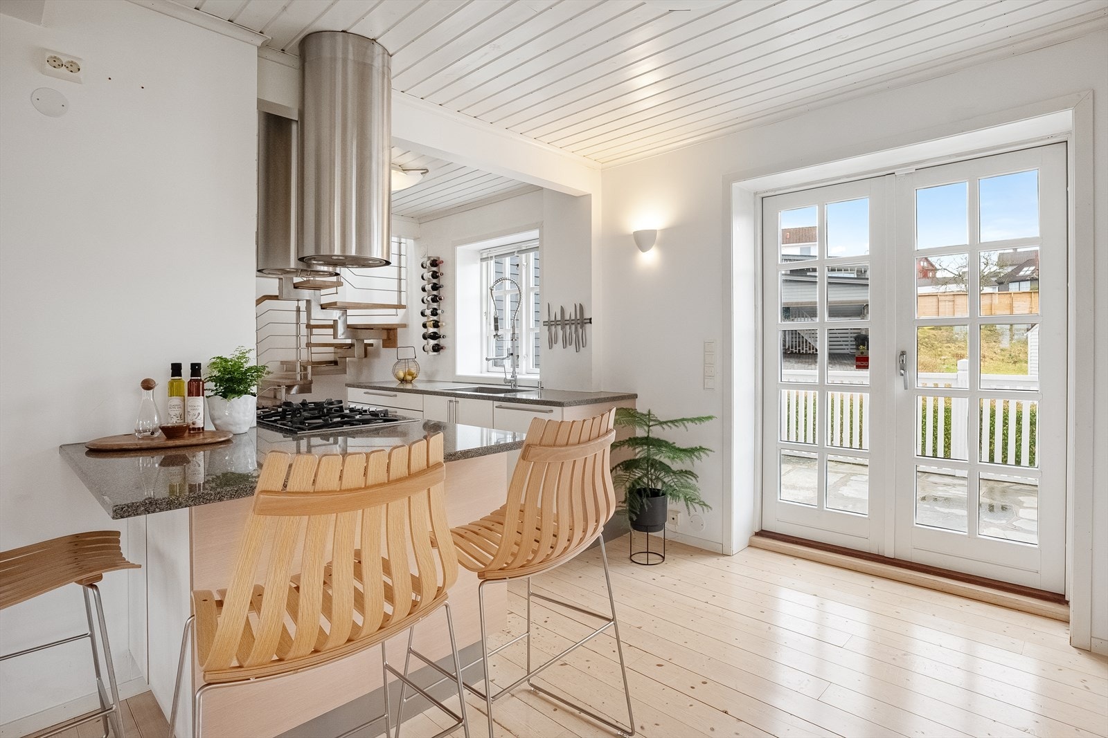 Fra kjøkken/allrom er det dobbel glassdør ut til terrasse Galleribilde