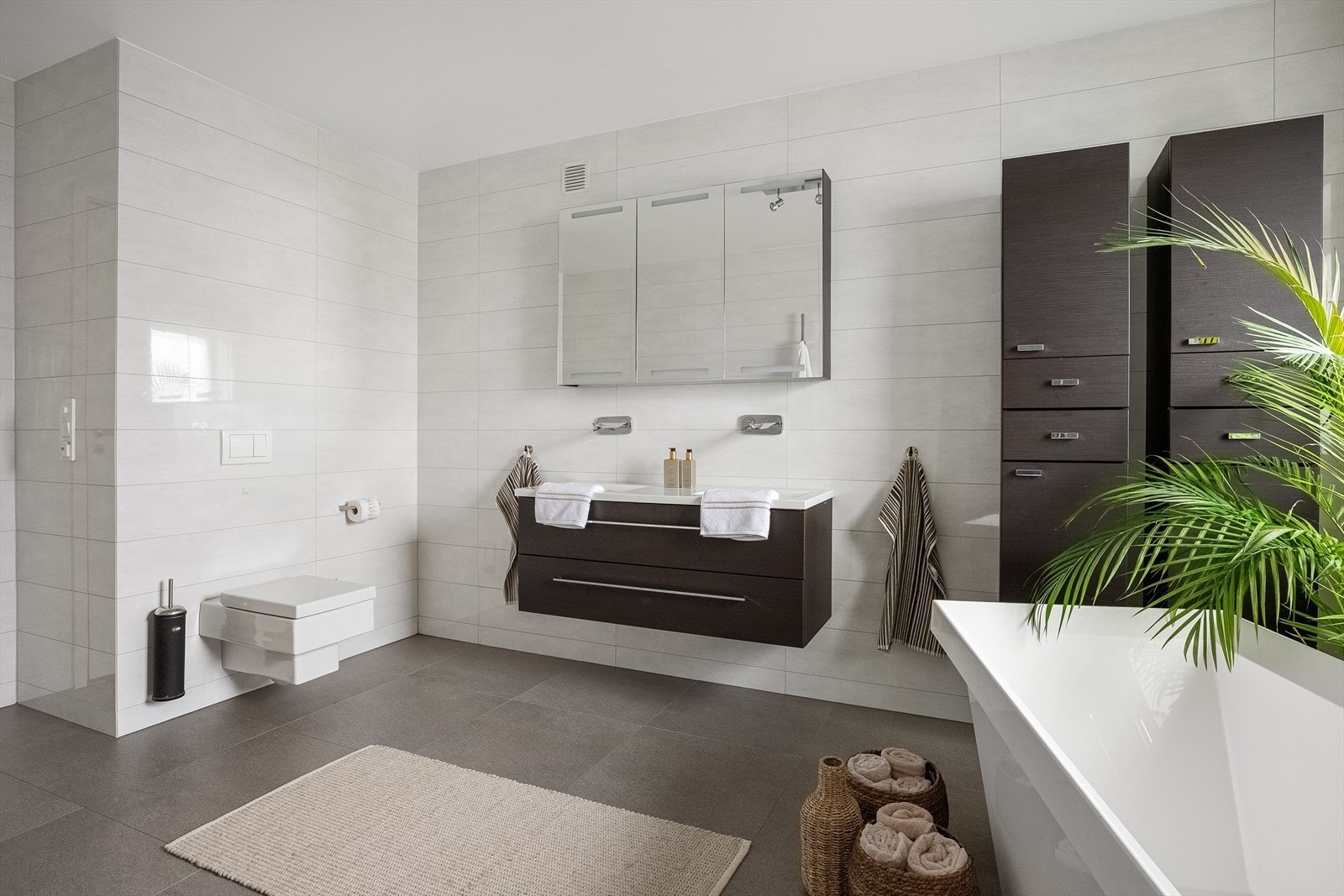 Dobbelt servant og vegghengt wc Galleribilde