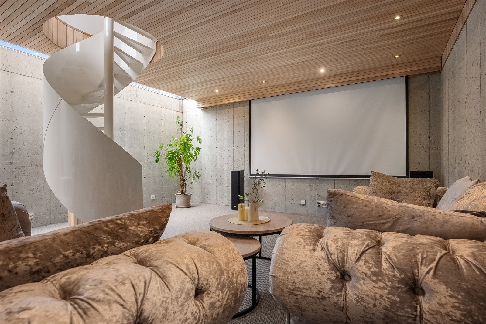 Stor kjellerstue/treningsrom/kino-rom i den nye delen Galleribilde