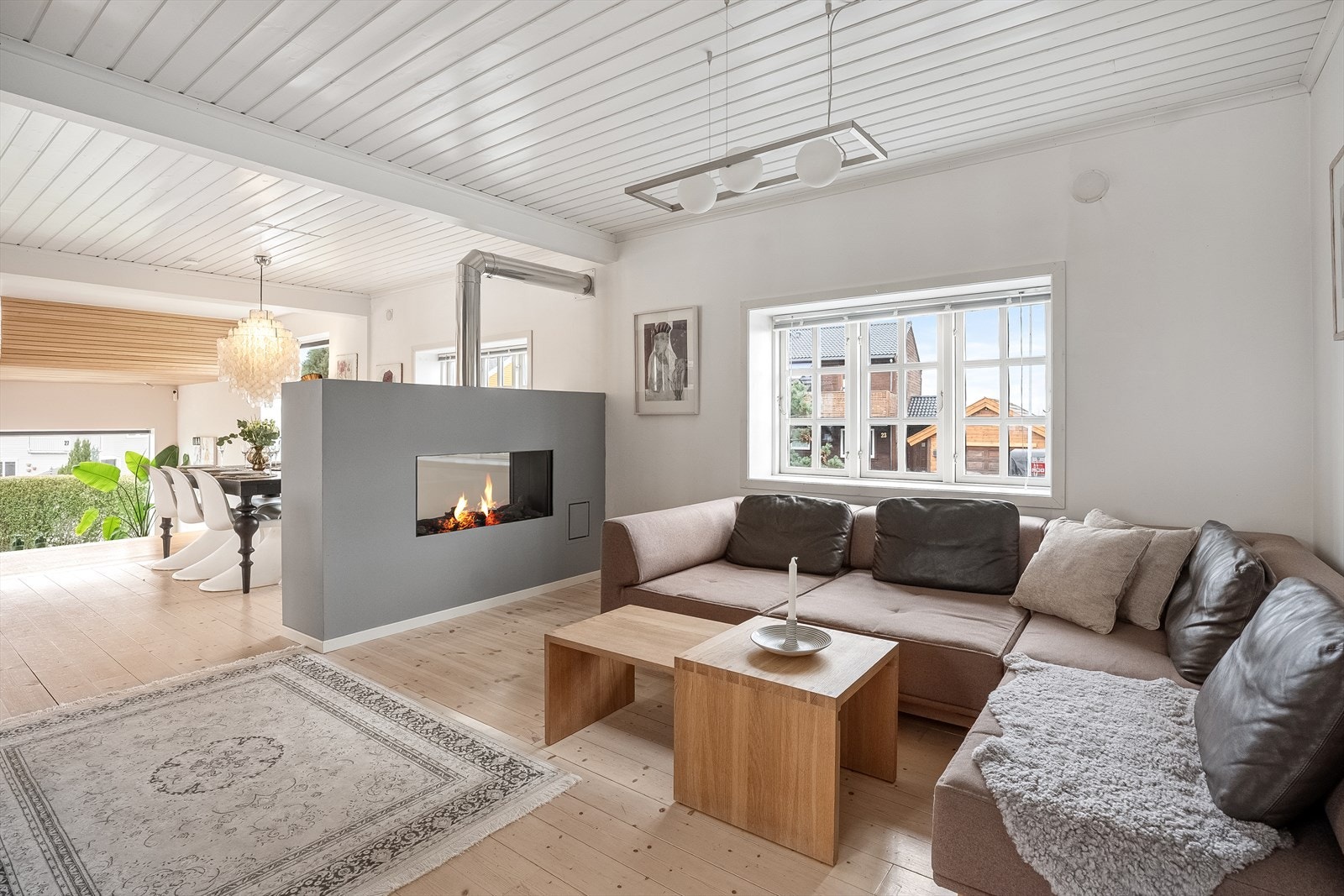 Lekker og effektiv gasspeis fungerer som en flott romdeler mellom spisestue og stue Galleribilde