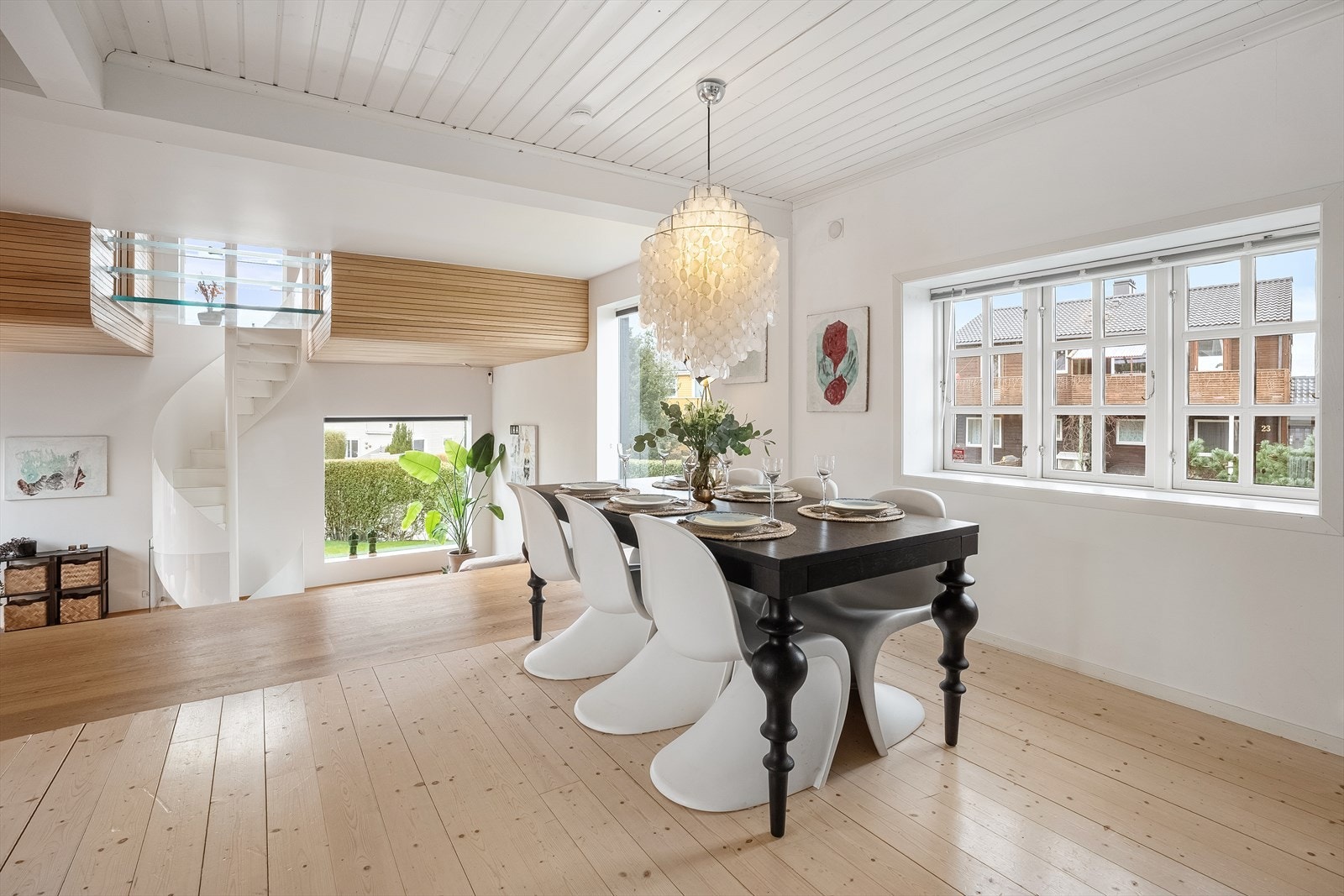 Lys og moderne spisestue med stilrent design, store vinduer og flott utsikt. Perfekt for hyggelige måltider og gjestfrihet. Galleribilde