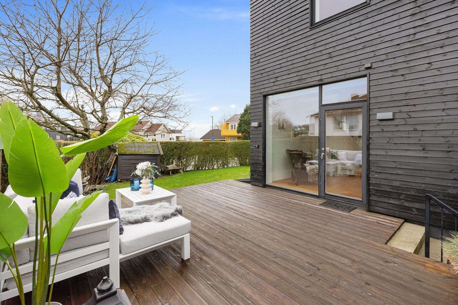 Stor, skjermet og solrik terrasse med utgang fra stuen i ny del Galleribilde