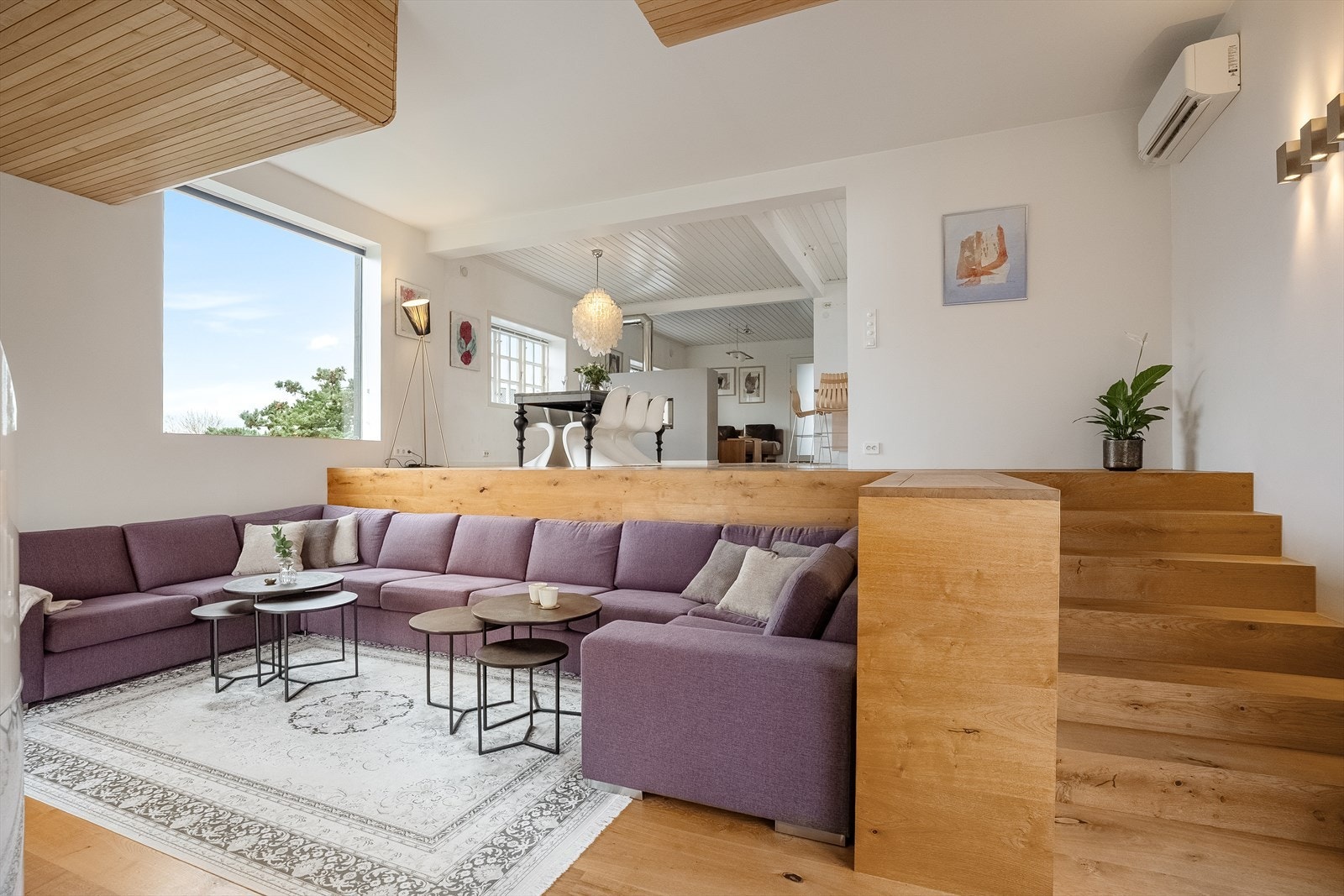 Lys og romslig stue med store vinduer, moderne design og innbydende atmosfære. Perfekt for sosiale sammenkomster og avslapning. Galleribilde