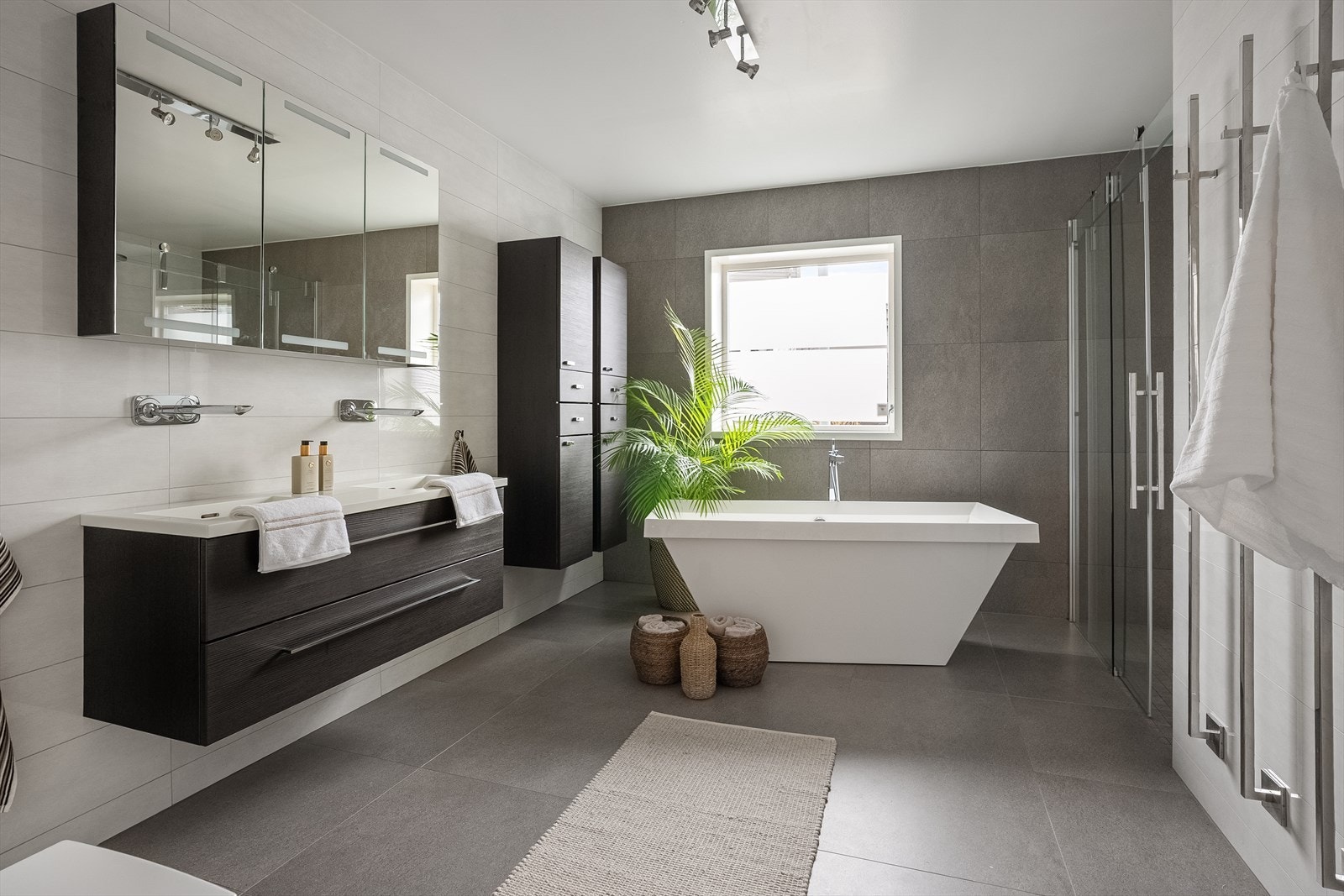 Stort, lekkert bad med både badekar og dusj Galleribilde