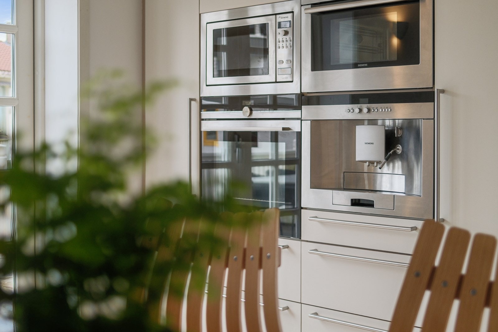 Stort tidløst HTH-kjøkken med integrerte hvitevarer Galleribilde