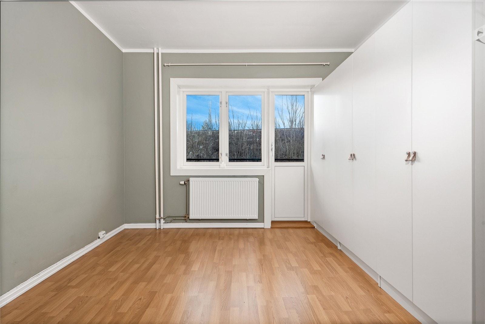 Det er god plass til oppbevaring på soverommet Galleribilde