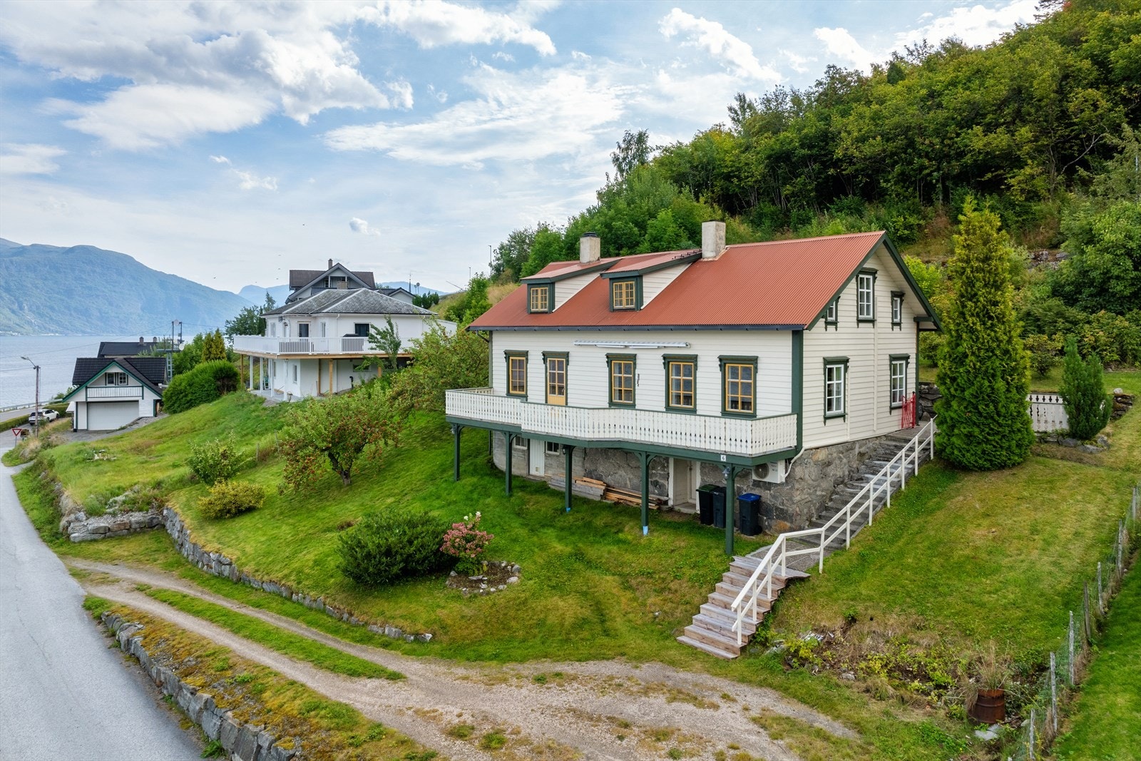 Romsleg einebustad frå tidleg 1900-talet som er påygd og tilbygd i fleire omgangar. Galleribilde