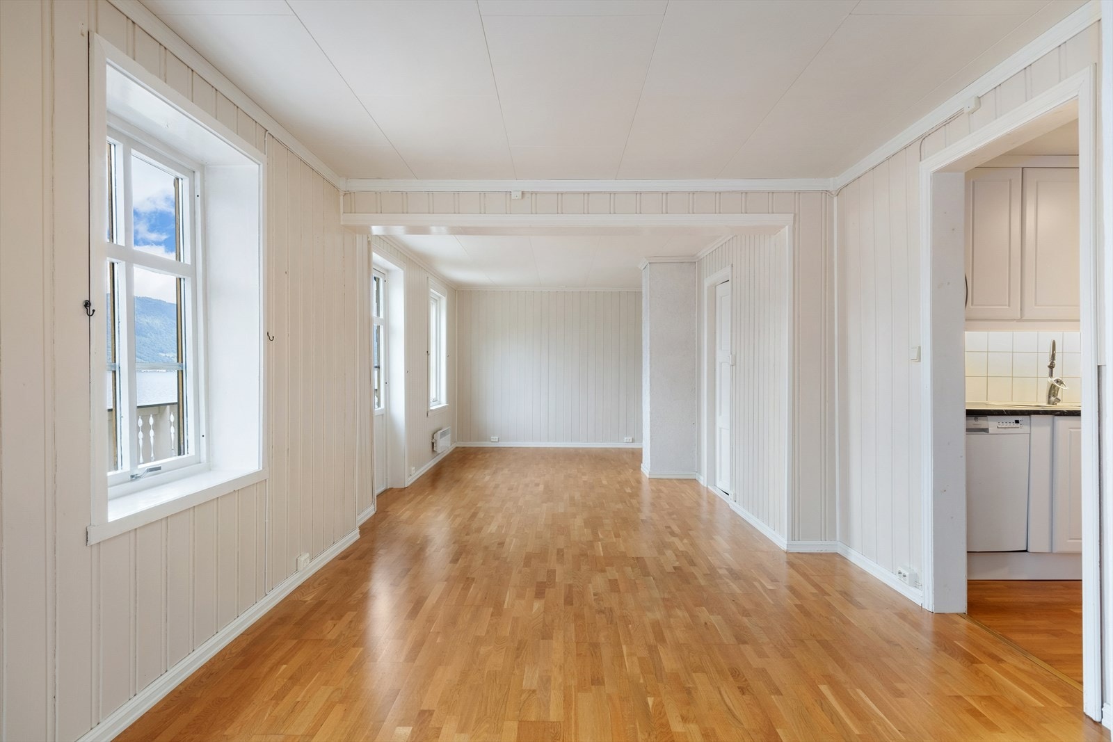 Her er det også tilkomst ut til veranda med flott utsikt over fjorden. Galleribilde