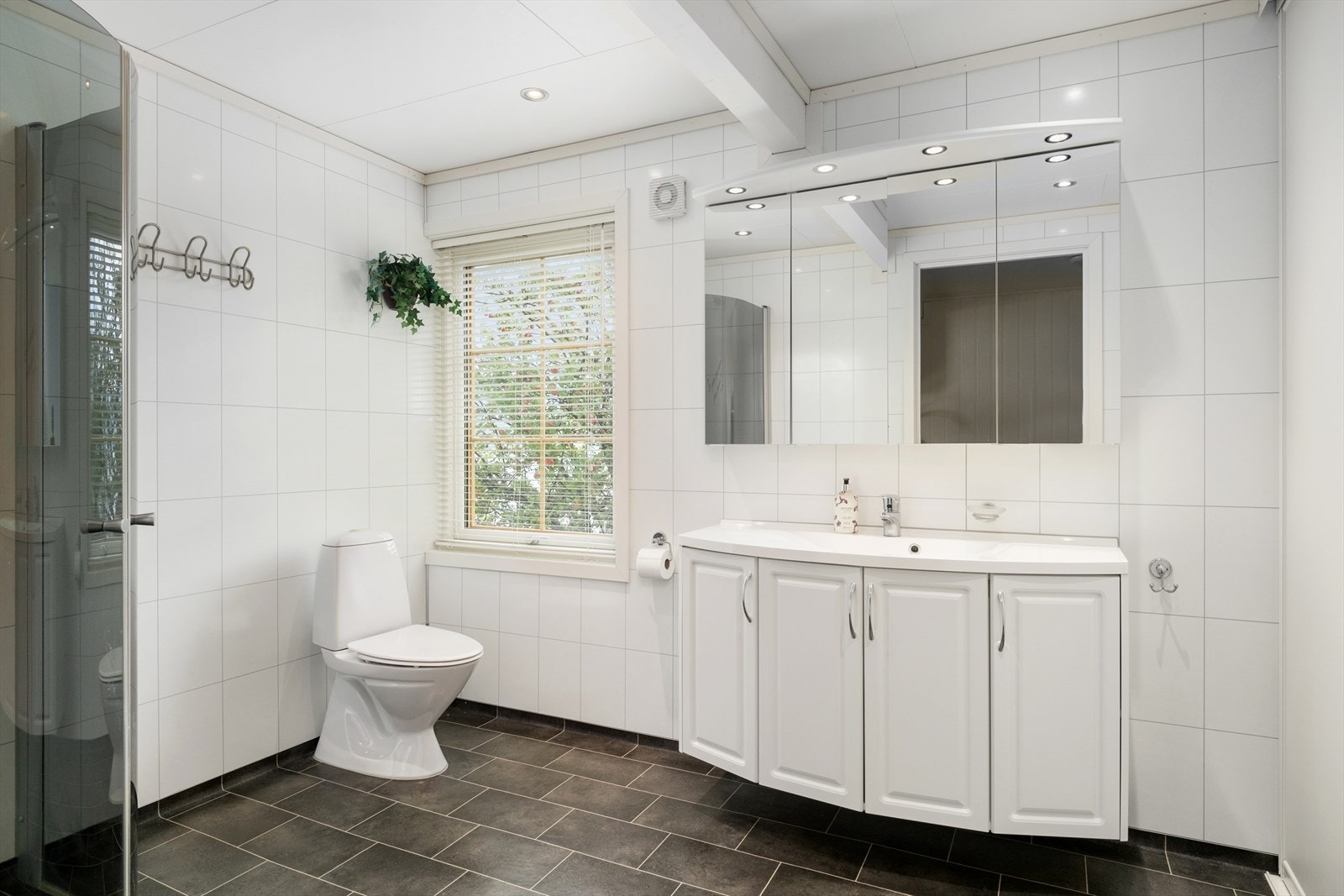 Badet har baderomsplater på veggar og taket har himlingsplater. Golvet har vinylbelegg og elektriske varmekablar. Galleribilde