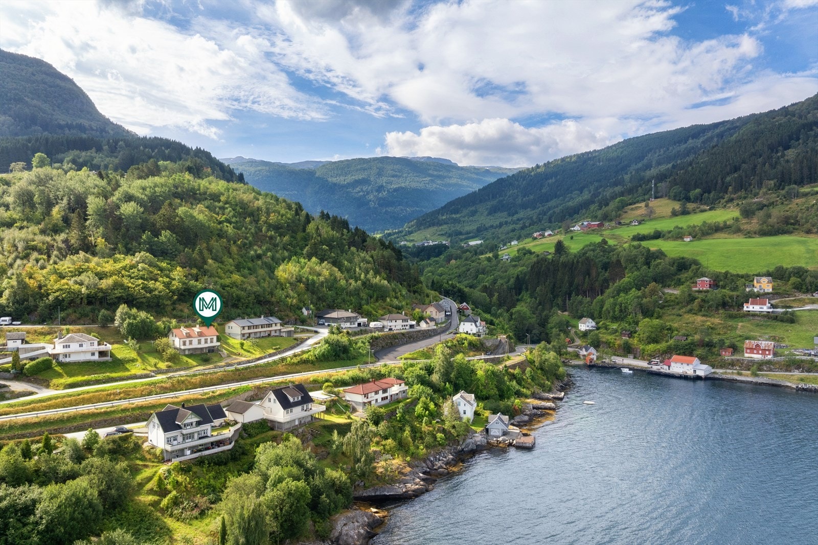 Det er landlege omgivnader og naturen er tett på eigedomen med kort veg ut i utmarki og til fjorden. Galleribilde